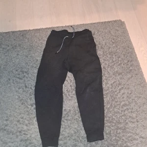 Nike Tech  - Säljer för jag aldrig använder och inte riktigt min stil. Vill gärna bli av med snabbt. 