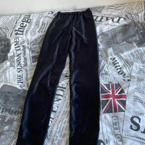Ett par svart tights med skinaktigt utseende på utsidan