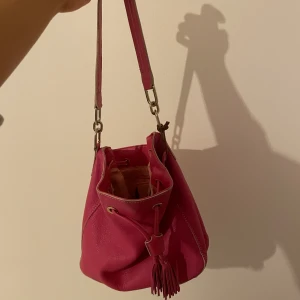 Rosa skinnväska - Äkta rosa skinnväska. Köpt begagnad för 400kr