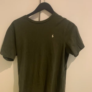 Ralph lauren t shirt - Ralph lauren t shirt i storlek m Sitter mer som S  Skick 7/10 Nypris 500 