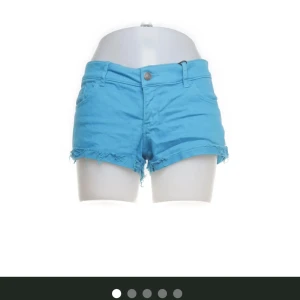 Lågmidjade jeansshorts - Säljer dessa klarblåa lågmidjade jeansshorts i storlek w28 från Gilly Hicks💕