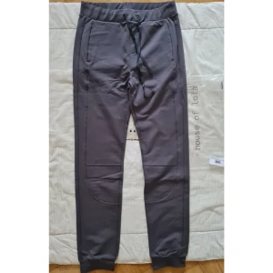 Grå byxor House of Lola strl XS - Strl XS Helt nya i påse. "Hipster pants" från House of Lola. Tajt modell, snörning fram, fickor i sidorna och fuskficka bak.  Säljer även ett par likadana fast använda.