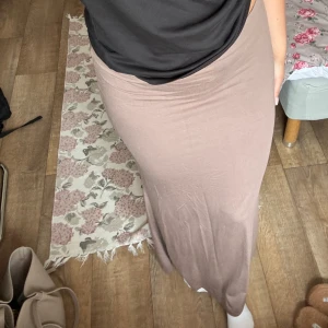 Kjol Nakd - Så fin brun/beige kjol från nakd med mermaid effekt. Så fin och aldrig använd❤️ storlek S