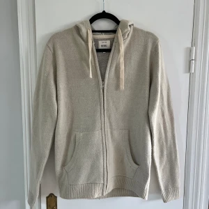 Stickad Zip - Storlek S, perfelt inför sommaren. Pris 299kr. Pris kan diskuteras