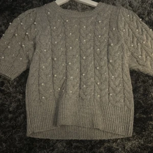 🤍🎀 - Fin och elegant kort-ärmad tröja men ”pärlor”på