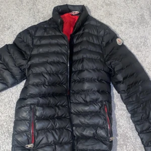 Moncler jacka  - De är bra jackor moncler vill sälja båda intresserad kom via dm båda två för 3500 pris kan diskuteras ochså 