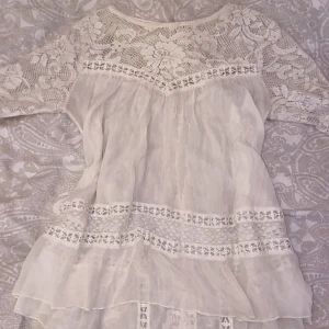 Blus - En super fin och somrig blus jag har köpt på loppis😍 den är väldigt luftig och lite genomskinlig. Den har jättefina mönster💕det står att den är 32/34 men jag skulle säga att den är kanske 38-40.
