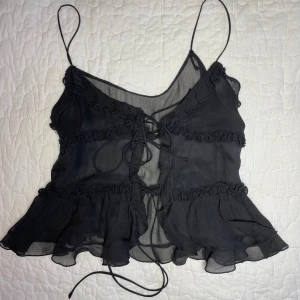 Meshtopp från Zara - Mörkgrå meshtopp från Zara. Lappen är bortklippt eftersom de syns genom tyget. Köpt för ett år sen och är i övrigt i nyskick💕