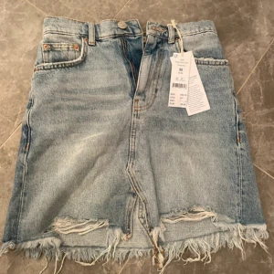 Jeans kjol - Aldrig använd prislappen är kvar, storlek 32🩷