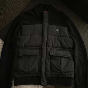 Hugo Sibor Övergångsjacka - M - Hej, jag säljer min Hugo Sibor Övergångsjacka i storlek M som jag köpte för två månader sedan. Efter att ha använt den två till tre gånger insåg jag att den är för stor för mig. Jackan är i nyskick och jag köpte den för 1 500 kr! 