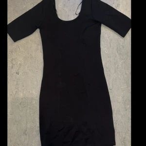 Klänning - Svart klänning med tshirt ärmar från Monki. Nyskick, inga hål etc. Storlek XS. Den går till ungefär halva låret skulle jag gissa. Pris kan diskuteras🖤