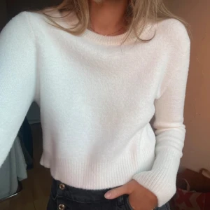 Stickad tröja - Säljer denna OTROLIGT mjuka stickade tröja ifrån zara! Använd max 2 gånger då den bara helt enkelt inte kommit till användning! Storlek M men passar S lika bra!