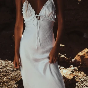 Vit satinklänning🤍 - Denna klänning är helt ny med prislapp kvar från Zara. Den är helt oanvänd, har tyvärr inte bild med klänningen på🫶🏽