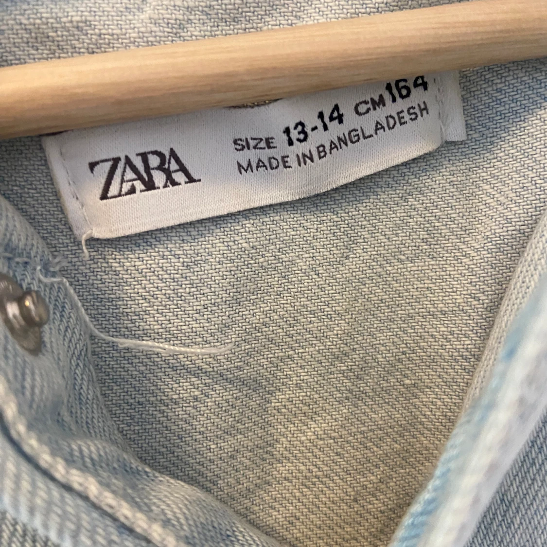 Kort byxdress i jeans  - 90