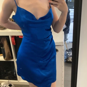 Cocktail klänning  - Den är köpt för 460kr (39,95 €) och helt oanvänd med lappen kvar. Jag fick dra in den lite på bilden för den var lite för stor, jag skulle säga att det är som en S1/2, lite för liten för en M och för stor för en S.