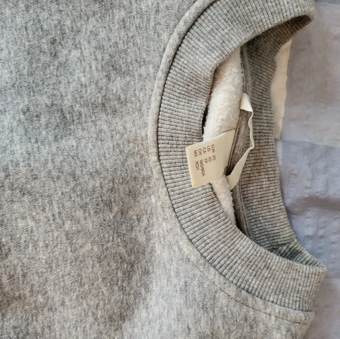 Grå tröja med dragkedjor - 90