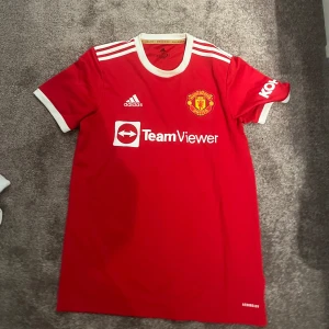 Manchester united 21/22 hemma kit - Manchester united 21/22 hemma kit. skick 10/10, aldrig använd. Storlek M. Inget namn eller nummer på ryggen.