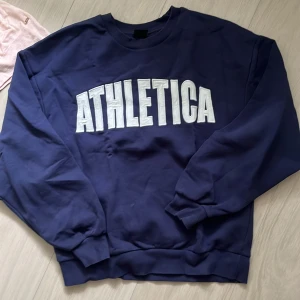 Mörkblå sweatshirt med tryck  - Från gina 