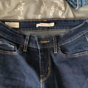 Blåa Levi’s bootcut,Sitter bra vid midjan och i bra skick 