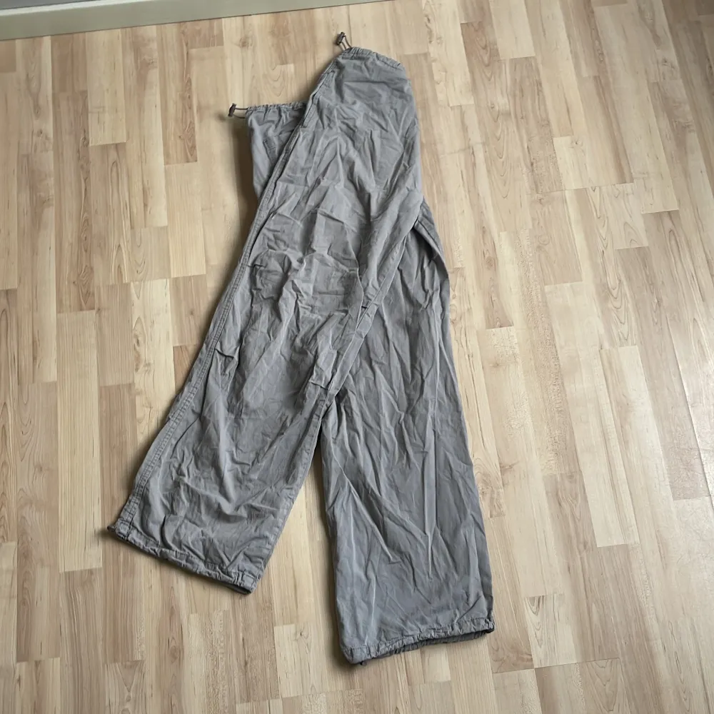 STR storlek L grå cargo pants passar bra om man är ca 160. Jeans & Byxor.