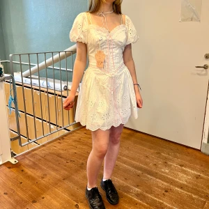 Lacemade Coquette klänning - Säljer en klänning från LaceMade i storlek M/L (asiatisk XL)! Klänningen är aldrig använd och har fortfarande lapp på!  Klänningen har två olika ärm-alternativ. (Se bilder)  Nypris: 900kr (89$) Mitt pris: 599kr  (Köparen står för frakt)