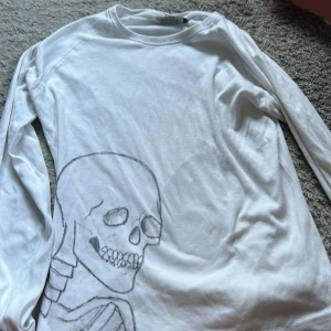 Dödskalle tröja  - Långärmad tröja med dödskalle tryck. Storlek XXL men sitter som en M/L