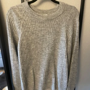Grå stickad tröja - En grå stickad tröja i strl 146/152 men passar en xxs/xs/s. Aldrig använd 