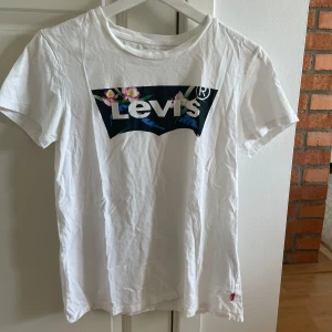 LEVI’S T-SHIRT - Vit t-shirt i väldigt bra skick, har knappt användt den. Den är i M men tycker den är lite mer som S.