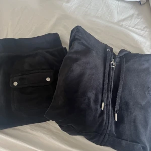  Svart juicy sett  - Fint juicy sett i bra skick utan i skada eller liknade. (Tröjan är i XL men väldigt liten i storleken skulle jag säga)Hör gärna av dig för frågor eller intresse! TRYCK EJ KÖP DIREKT.  🤗  