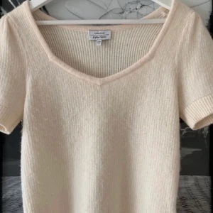 Stickad topp - Säljer min topp från & Other stories i storlek XS som inte längre säljs 🥰