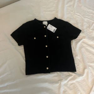 Söt kofta - Säljer den här söta koftan från hm med prislappen kvar! Den är aldrig använd 💕Den är i storlek xs!