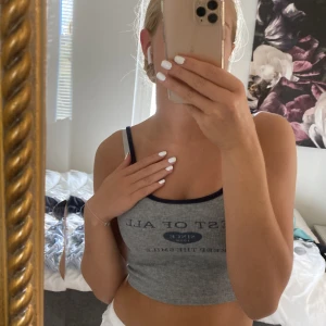 Söt topp/linne - Helt nytt linne/topp som är oanvänt. I jätte bra skick och passar både xxs och xs. 