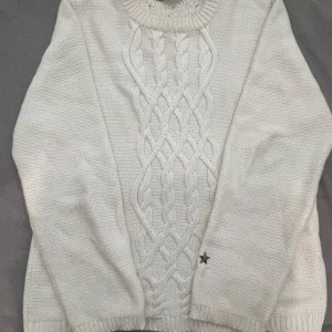 Vit stickad tröja  - Begagnad, använd ofta men i bra skicka  Är 172cm lång och når mig till höfterna ungefär  Inget slitage  Passar storlek S-M beroende på längd (har själv storlek S)
