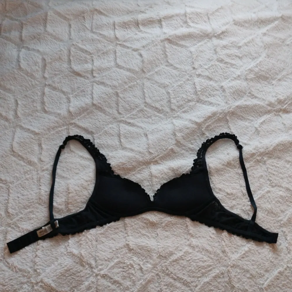 Jätte fin, Hel svart intimissimi push up bh💕 I storlek 70b då banden över axlarna går att ändra och även bandet under bysten går att reglera 4 steg. Använd men mycket fint skick,Används inte längre då jag gillar inte Puch up.👌🩷 . Toppar.