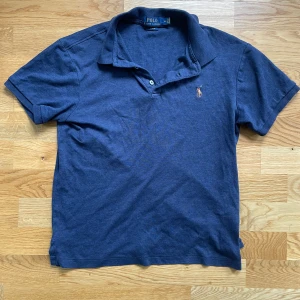 Ralph lauren polo shirt  - Mycket bra skick, passar mig ej längre. Pris kan förhandlas. Vid frågor DM:)  Storlek M på plagget men passar mer folk som är ungefär 160 cm långa.