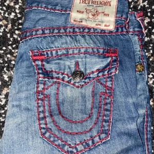 True Religion - Ricky relaxed straight, baggy fit, W36, röd stitching, mycket heel bite på dom. 