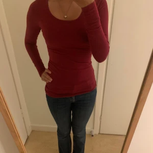Tajt långärmad tröja  - En jätte fin vinröd tröja!❤️ säljer då det inte är min stil, använd jätte fåtal gånger!💕