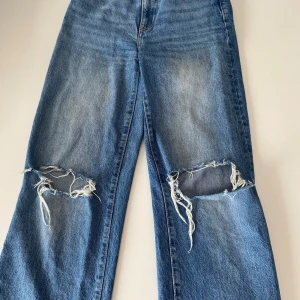 Jeans - Vida ljusblåa jeans med hål, från lager 157, storlek xs ☀️