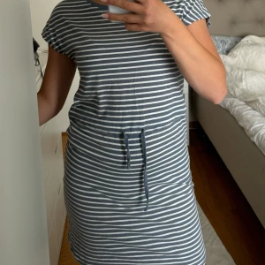 Klänning - randig vardags klänning blå o vit, nyskick💞