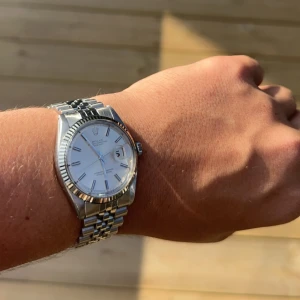 Rolex Oyster Perpetual Datejust 36 mm 1601 - Otroligt fin rolex i det eftertraktade utförandet i otroligt bra skick!  Herrmodell som funkar lika bra till kvinnor som män!! Servad hos Antikurmakaren i Malmö 2019, kvitto på det finns. Vid intresse, skriv för mer info!!