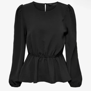 Svart blus  - Har använt en gång och är blusen är i ny skick 