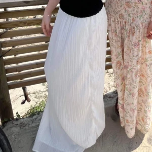 lång vit kjol - jätte fin kjol!!  passar dig mellan 168-175 storlek M men passar S