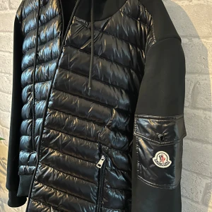 Moncler cardigan  - Säljer nu denna moncler Cardigan i storlek M. använd nån enstaka gång Priset är ej hugget i sten. Kan gå ner i pris vid snabb affär .Det ändå är att den har ett litet hål i ena fickan men inget som man tänker på 