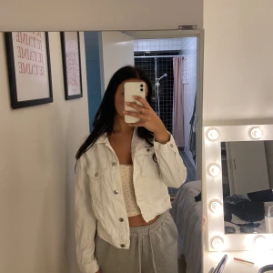 Vit jeans jacka  - Vit jeansjacka från h&m, använd några gånger men är i bra skick 🤍