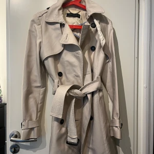 Zara trenchcoat stl S - Chic trenchcoat med skärp från Zara