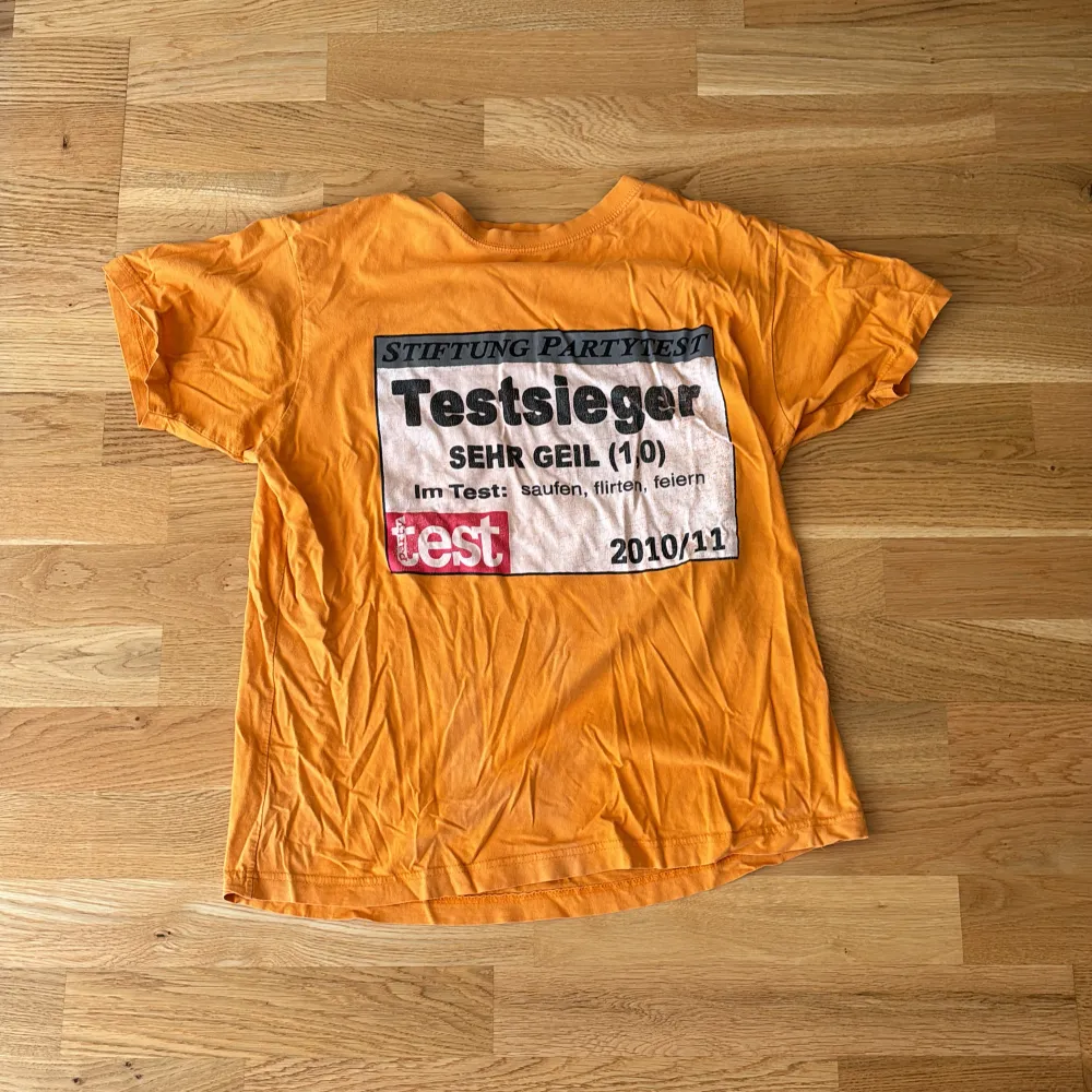 En rolig fest T-shirt från Mallorca, står Xl men passar som en medium . T-shirts.