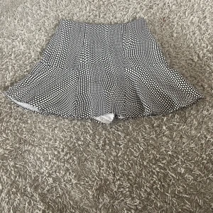 Kjol med shorts  - Kjol med shorts i som är i väldigt bra skick, passar även dom som har 36