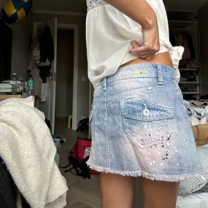 Lowwaist jeanskjol - Snygg lågmidjad jeanskjol med najs detaljer fram o bak🫶