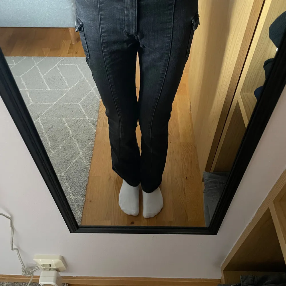  Dessa byxor använder några få gånger men är i bra skick. Det är i storlek 152 och används inte på grund av att de är för korta och jag vill ha låg midjade byxor . Jeans & Byxor.