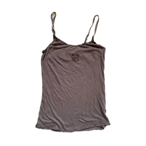 brunt linne - brunt linne med lite spets från hunkydory🫶 bra skick!! kommer inte till användning❤️